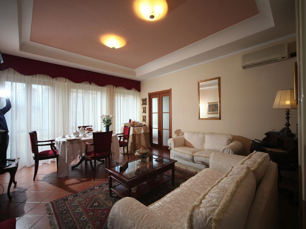 Napoli Porta Di Mare Bed & Breakfast Exterior foto